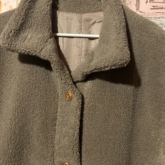 Cozy Women's Beige Vest with Button Closure - Picture 4 of 9